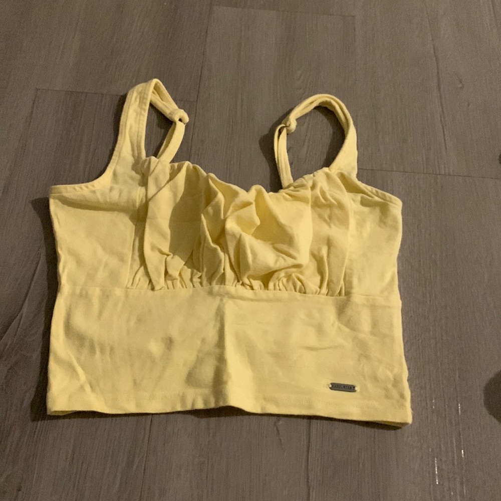 Brand: Hollister     Color: Yellow